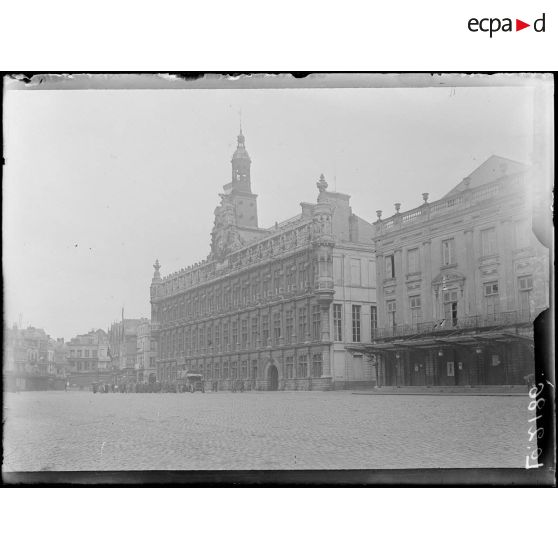 Valenciennes, l'hôtel de ville. [légende d'origine]