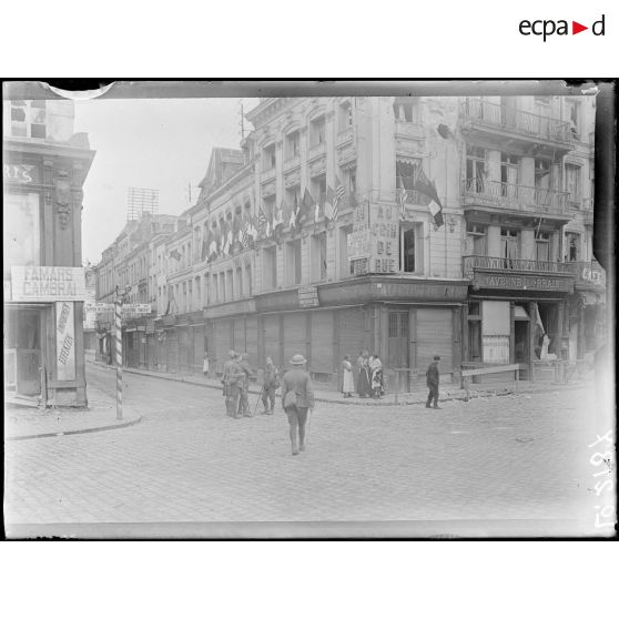 Valenciennes, la rue de Paris pavoisée. [légende d'origine]