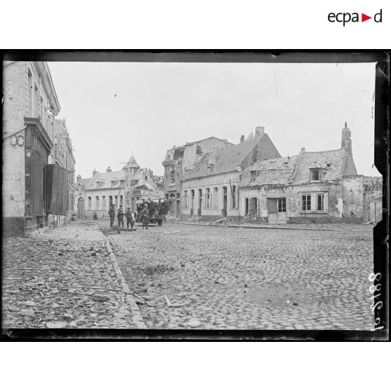 Valenciennes, soldats anglais dans une rue de la ville. [légende d'origine]