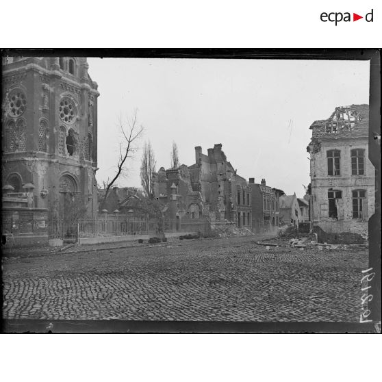 Valenciennes, maisons atteintes par le bombardement place du faubourg de Paris. [légende d'origine]