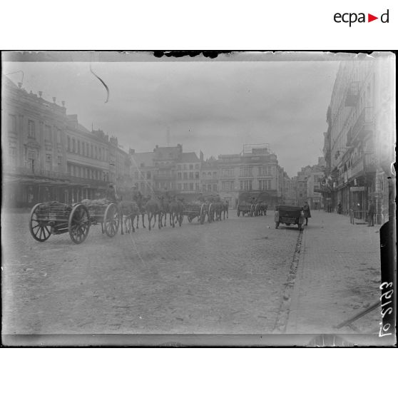 Valenciennes, passage de caissons d'artillerie place du faubourg de Paris. [légende d'origine]