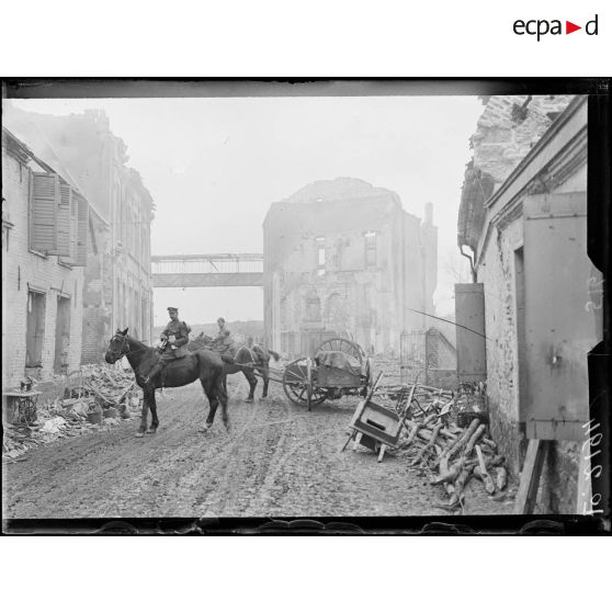 Valenciennes, maisons atteintes par le bombardement rue du faubourg de Paris. [légende d'origine]