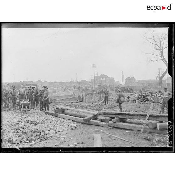 Valenciennes, réfection des routes par les soldats anglais. [légende d'origine]