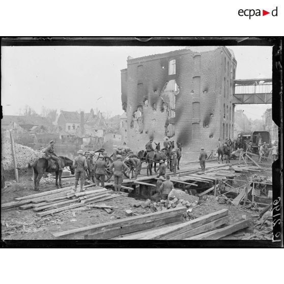 Valenciennes, à l'entrée de la ville, défilé des troupes anglaises. Passage construit au dessus d'un entonnoir de mine. [légende d'origine]