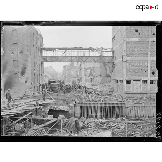 Valenciennes, à l'entrée de la ville, troupes anglaises passant à travers les ruines. [légende d'origine]