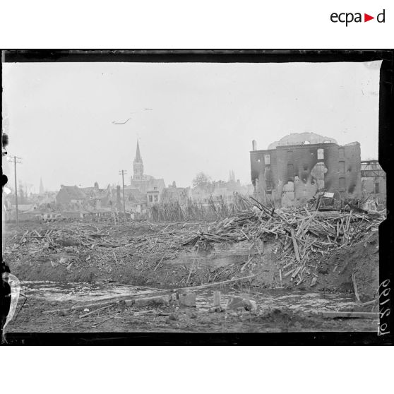 Valenciennes, l'entrée de la ville. [légende d'origine]