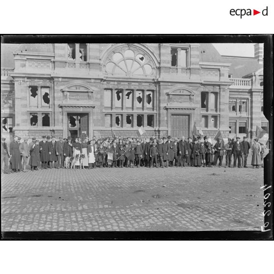 Tournai, civils devant la gare. [légende d'origine]