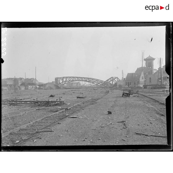 Tournai, le pont du chemin de fer détruit. [légende d'origine]