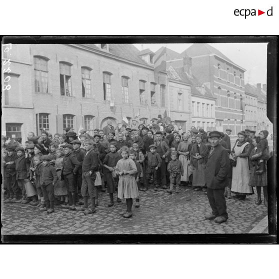 Tournai, la foule rue de Moselle. [légende d'origine]