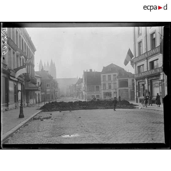 Tournai, rue Royale, une barricade laissée par les Allemands. [légende d'origine]