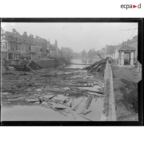 Tournai, pont détruit par les Allemands au bout de la rue Royale. [légende d'origine]