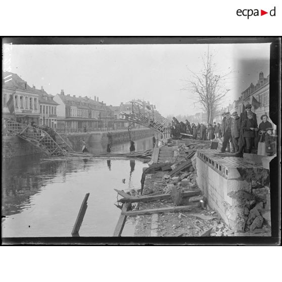 Tournai, le pont aux pommes détruit par les Allemands. [légende d'origine]