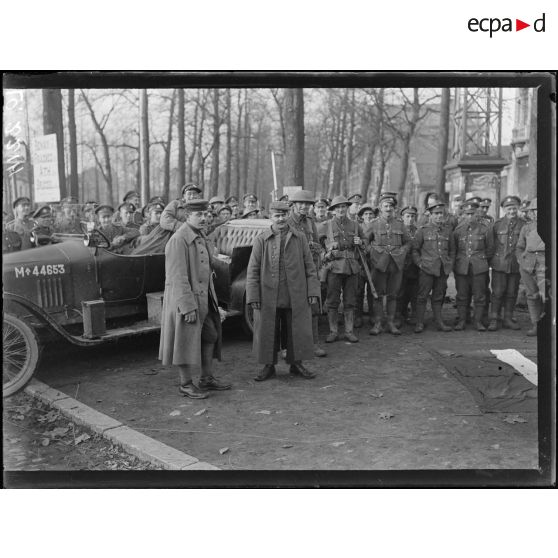 Tournai, officiers allemands prisonniers. [légende d'origine]