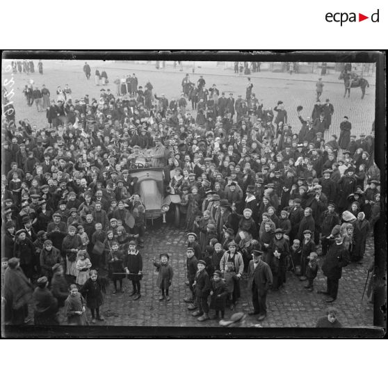 Tournai, la foule sur la Grand-place entoure une auto militaire française. [légende d'origine]