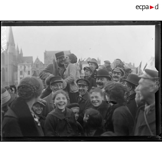 Tournai, une femme du pays embrasse un officier français. [légende d'origine]