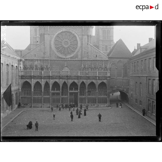 Tournai, le parvis de la cathédrale. [légende d'origine]