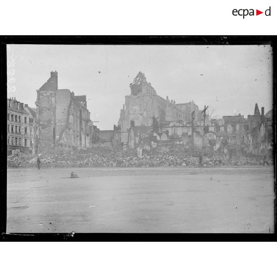 Saint-Quentin, la Grand-Place. [légende d'origine]