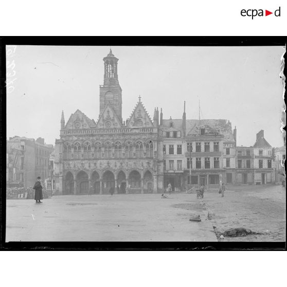 Saint-Quentin, la Grand-Place. [légende d'origine]