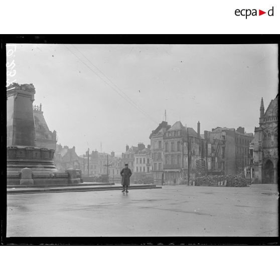 Saint-Quentin, la Grand-Place. [légende d'origine]