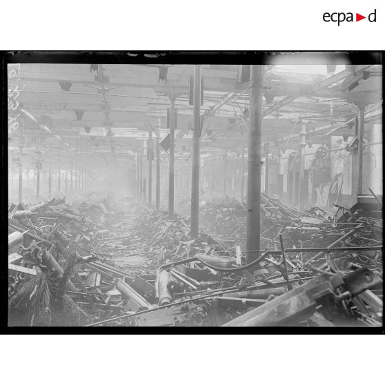 Saint-Quentin, usine David-Megret, ruines de la salle des mille métiers. [légende d'origine]