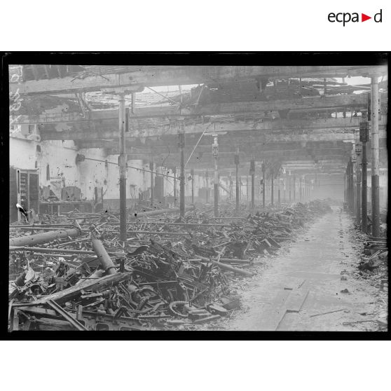 Saint-Quentin, usine David-Megret, ruines de la salle des mille métiers. [légende d'origine]