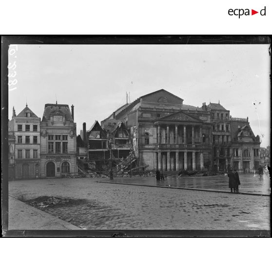 Saint-Quentin, le théâtre et la Grand-place. [légende d'origine]