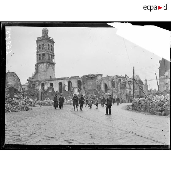 Saint-Quentin, le beffroi. [légende d'origine]