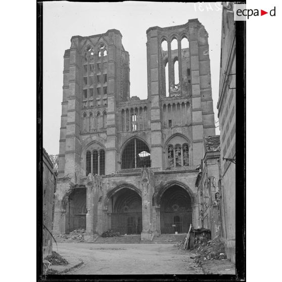 Noyon, la cathédrale, l'ensemble. [légende d'origine]