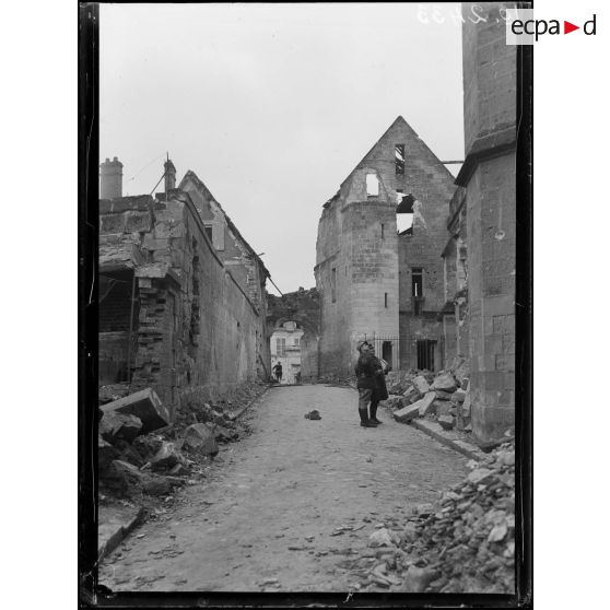 Noyon, la cathédrale, façade de la sacristie sur le cloître. [légende d'origine]