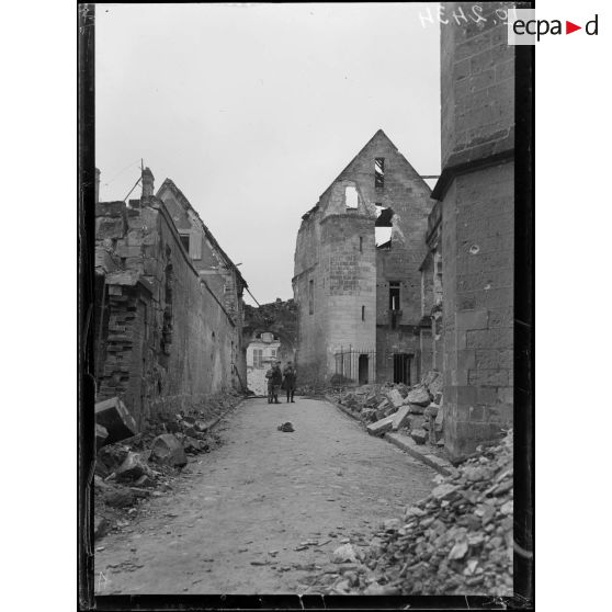 Noyon, la cathédrale, façade de la sacristie sur le cloître. [légende d'origine]