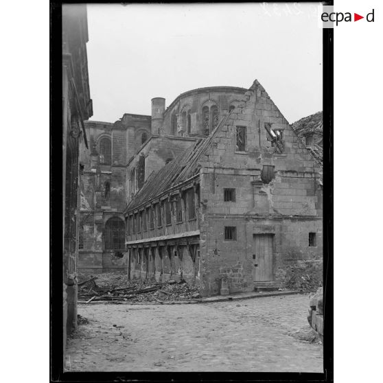 Noyon, bibliothèque et abside. [légende d'origine]