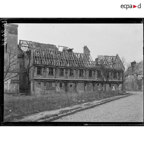 Noyon, cathédrale, la bibliothèque. [légende d'origine]