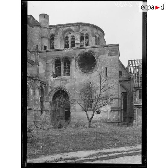 Noyon, la cathédrale, salle du trésor. [légende d'origine]