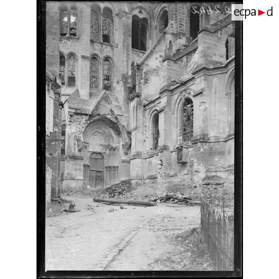 Noyon, cathédrale, le porche (sud-ouest). [légende d'origine]