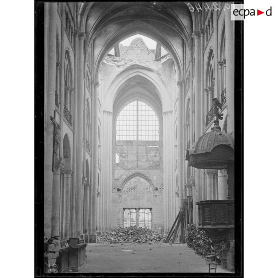 Noyon, cathédrale, intérieur vers les tours. [légende d'origine]