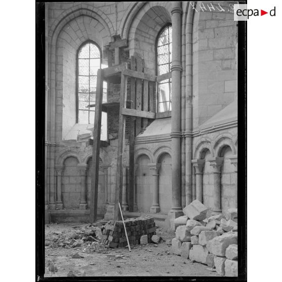 Noyon, cathédrale, étaiement, pile sud du transpet. [légende d'origine]