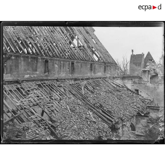 Noyon, cathédrale, salle capitulaire et le cloître. [légende d'origine]