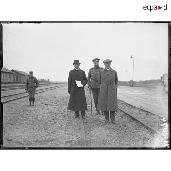 Bussy-le-Château, Monsieur Protopopoff vice-président de la Douma visitant la voie ferrée près de Suippes. [légende d'origine]