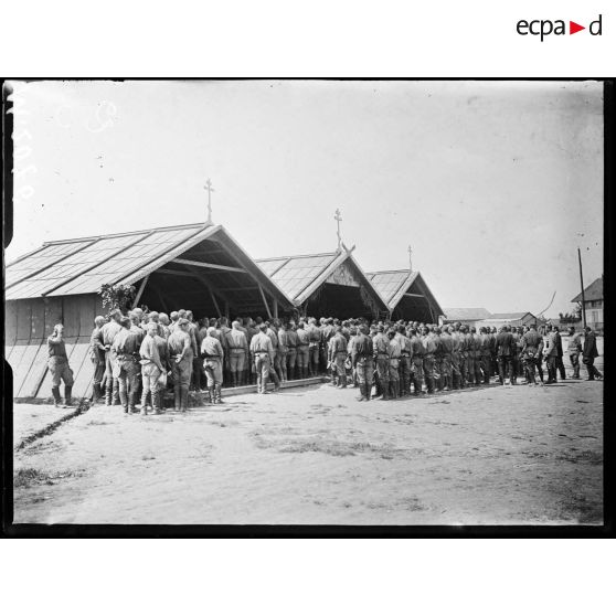 La messe orthodoxe au camp de Mailly. [légende d'origine]