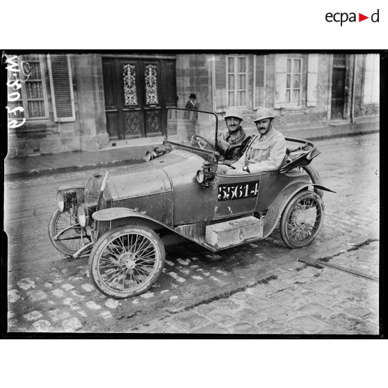 Sainte-Menéhould, opérateur de la Section Photographique de l'Armée dans une automobile du Quartier Général de la 3e armée. [légende d'origine]