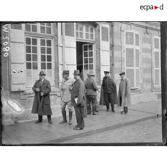 Sainte-Menéhould, les membres de la mission parlementaire russe devant le quartier général de la 3e armée. [légende d'origine]