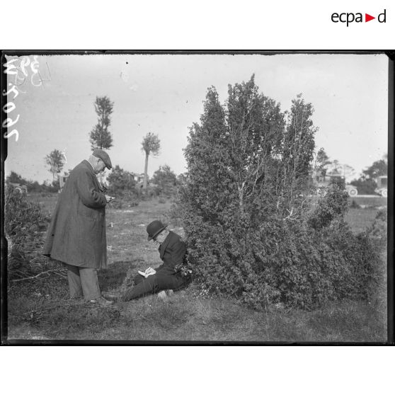 A l'ouest de La-Fère-Champenoise, Monsieur Protopopoff suivant sur une carte les explications qui lui sont données sur les opérations quui se sont déroulées pendant la bataille de la Marne dans la région. [légende d'origine]