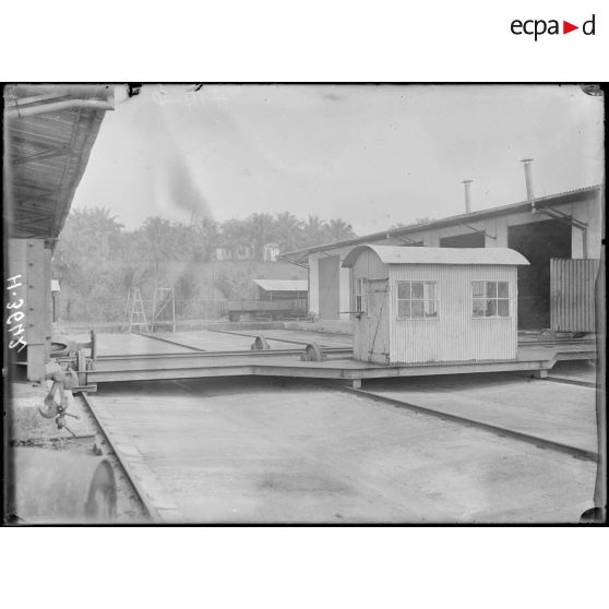 Douala. Dépôt du chemin de fer du centre. Pont transbordeur entre dépôt et ateliers. [légende d'origine]