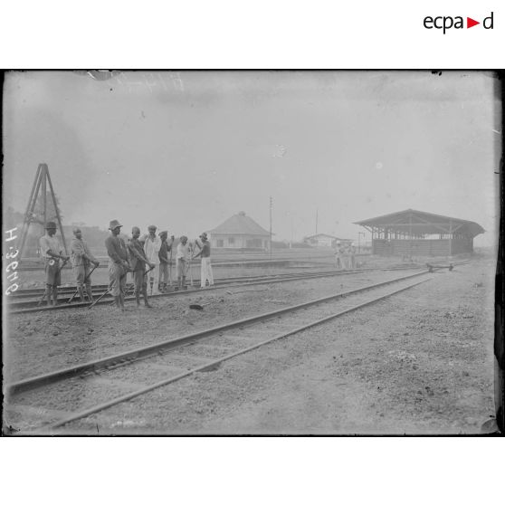 Douala. Dépôt du chemin de fer du centre. La gare et les voies. [légende d'origine]