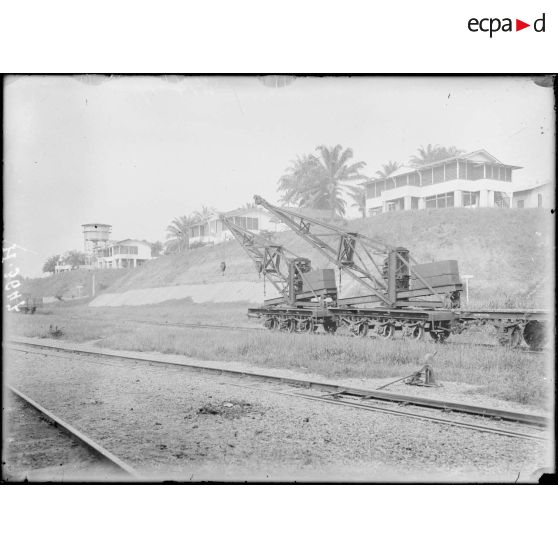 Douala. Dépôt du chemin de fer du centre. Bureaux de la compagnie. [légende d'origine]