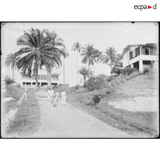 Douala. Dépôt du chemin de fer du centre. Habitation du personnel. [légende d'origine]