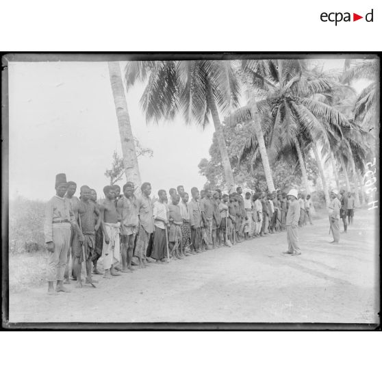 Douala. Inspection des prisonniers, le travail terminé. [légende d'origine]