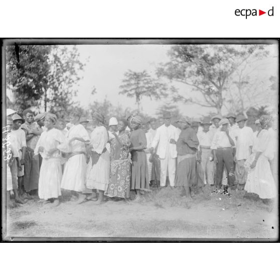 Douala. Danses du pays. [légende d'origine]