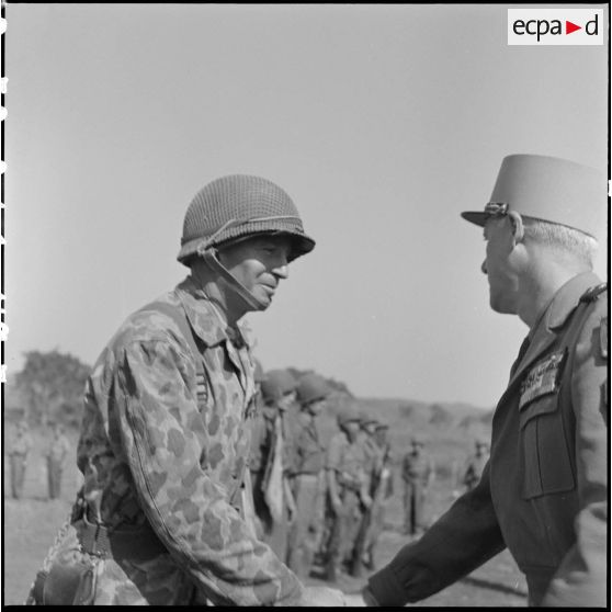 Le général Salan, commandant en chef en Indochine, félicite le chef de bataillon Bonnigal, commandant le 3e bataillon de parachutistes coloniaux (3e BPC), qu'il vient de décorer de la croix de guerre avec palme.