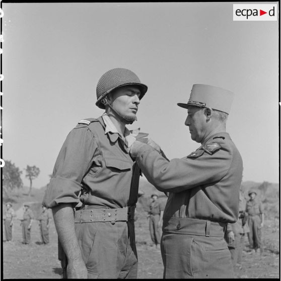 Le général Salan, commandant en chef en Indochine, remet la Légion d'honneur au lieutenant Blanquefort d'Orléans, commandant la 10e compagnie du 3e bataillon du 5e régiment étranger d'infanterie (3/5e REI), qui s'est illustré au cours de la bataille de Na San.